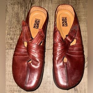 Earth mule by Kalso size 9 mule color fawn cherry wood distressed comfortable